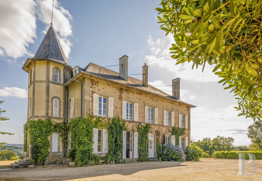 A 19th-century château dominating the surrounding landscape, south of Limoges in Haute-Vienne - photo  n°2